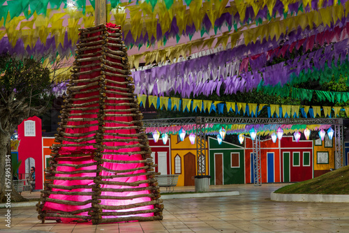 decoração junina - fogueira de festa junina no nordeste brasileiro. balões e bandeirinhas coloridas e fachada decorativa