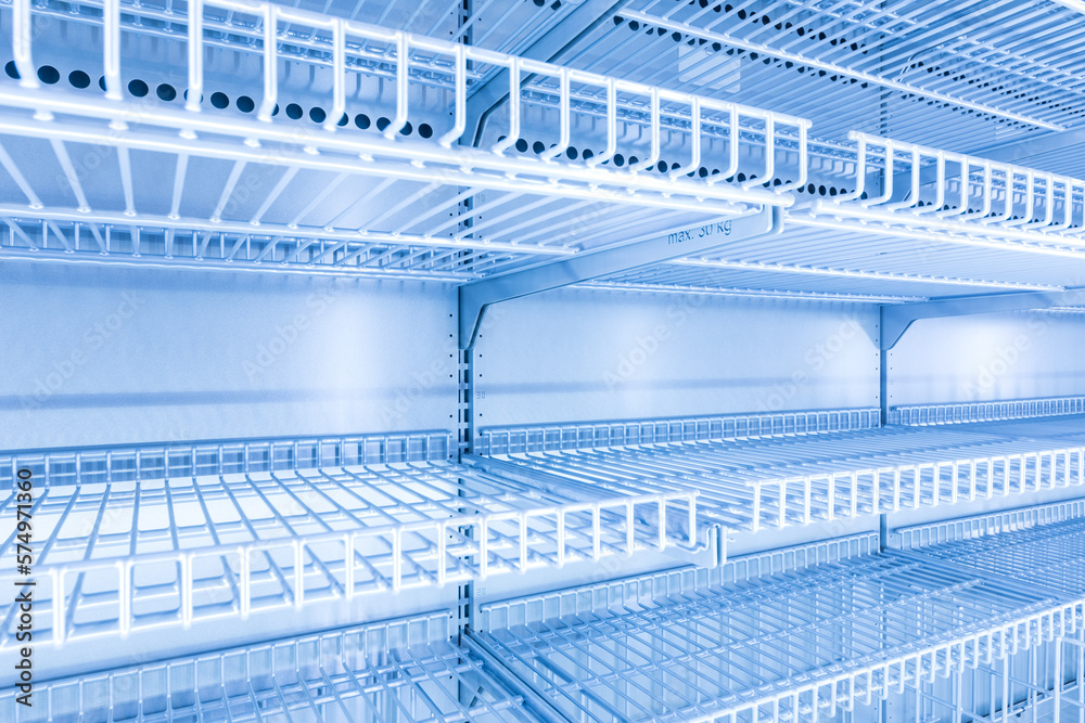 Obraz premium Leeres Kühlregal