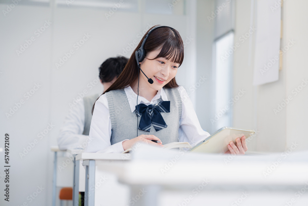 タブレット端末で学習をする高校生 タブレット端末で学習をする高校生