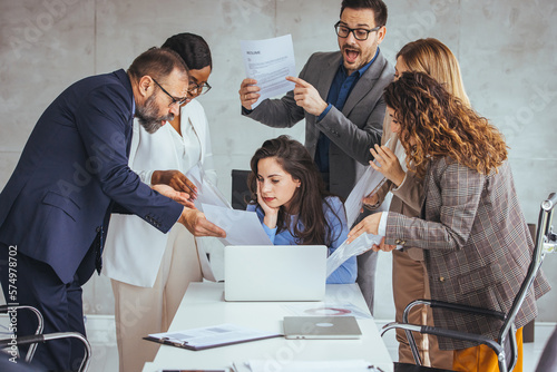Canvas Print Shot of a young businesswoman looking anxious in a demanding office environment