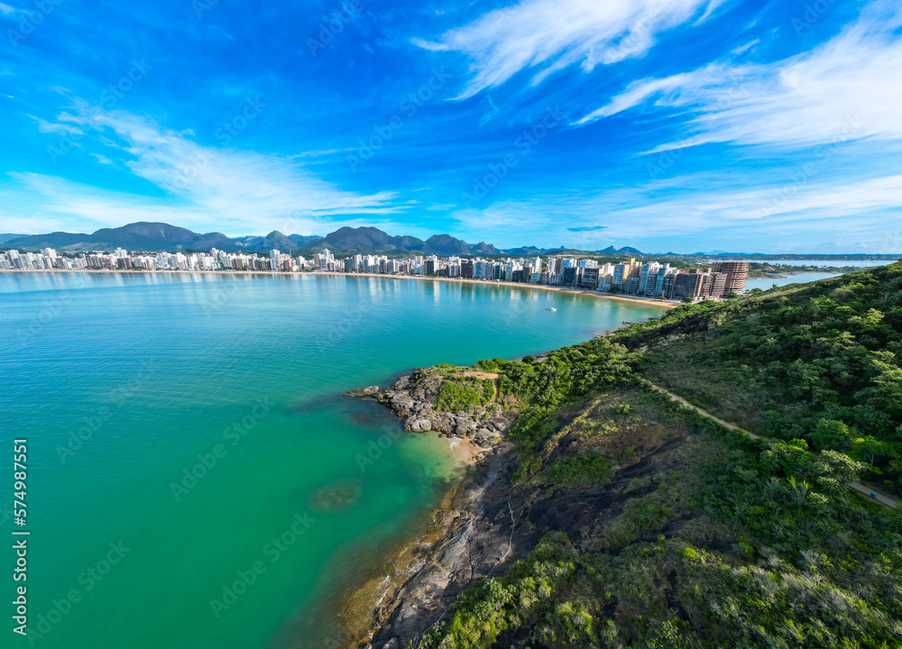 Imagem aérea da Praia do Morro e Praia da Cerca, na região central de Guarapari. Esportes na praia e na água como canoa havaiana e corrida.