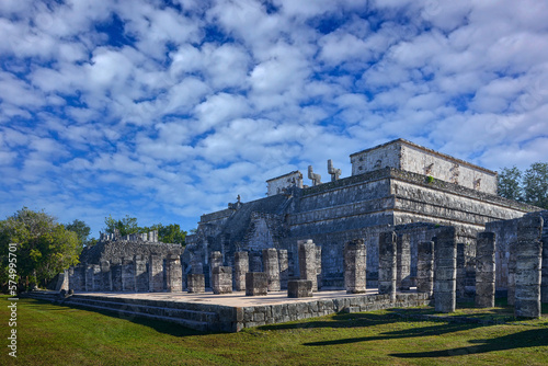 Chichén Itzá pyramid ruins, Templo de los guerreros, with blue sky with white clouds, Yucatán in Mexico. Traveling in central America. Maya history in Mexico. Chichén Itzá without people.