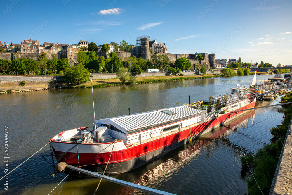 Naklejka premium Ville d'Angers et son château en bord de rivière en France.