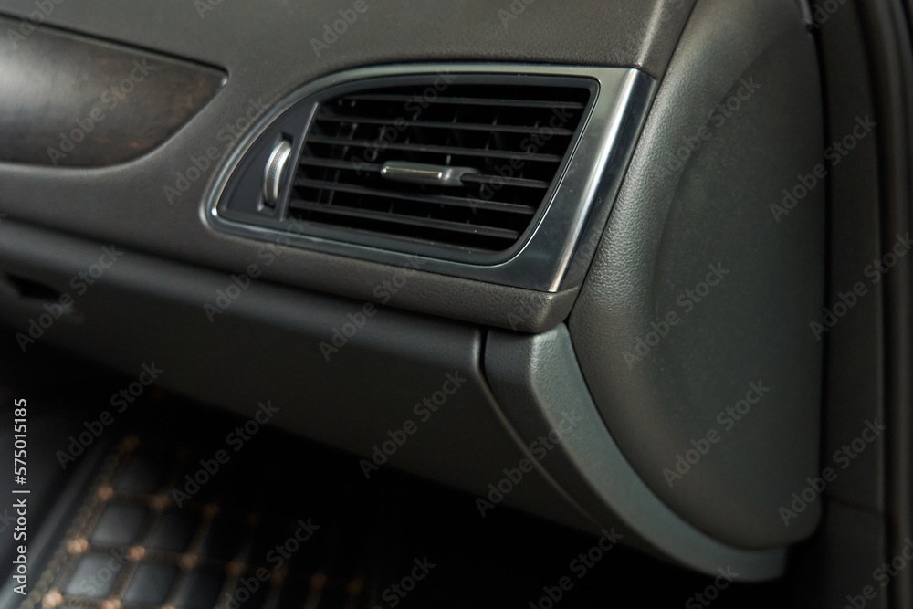 deflector with air guides of the car ventilation system