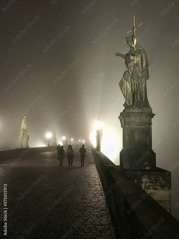 Prager Kalrsbrücke im Nebel