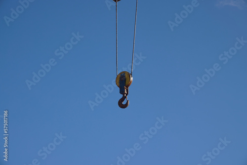 Crane. Hook and cable of a port crane. It is used to raise and lower boats into the water.