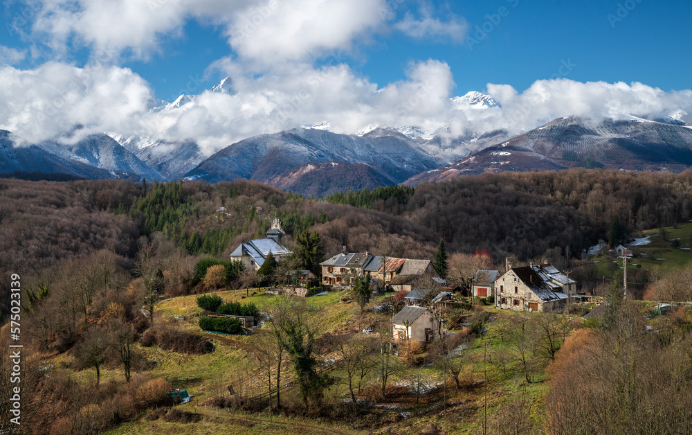 Village de montagne dans les Pyrénées ariégeoises dans le sud-ouest de la France