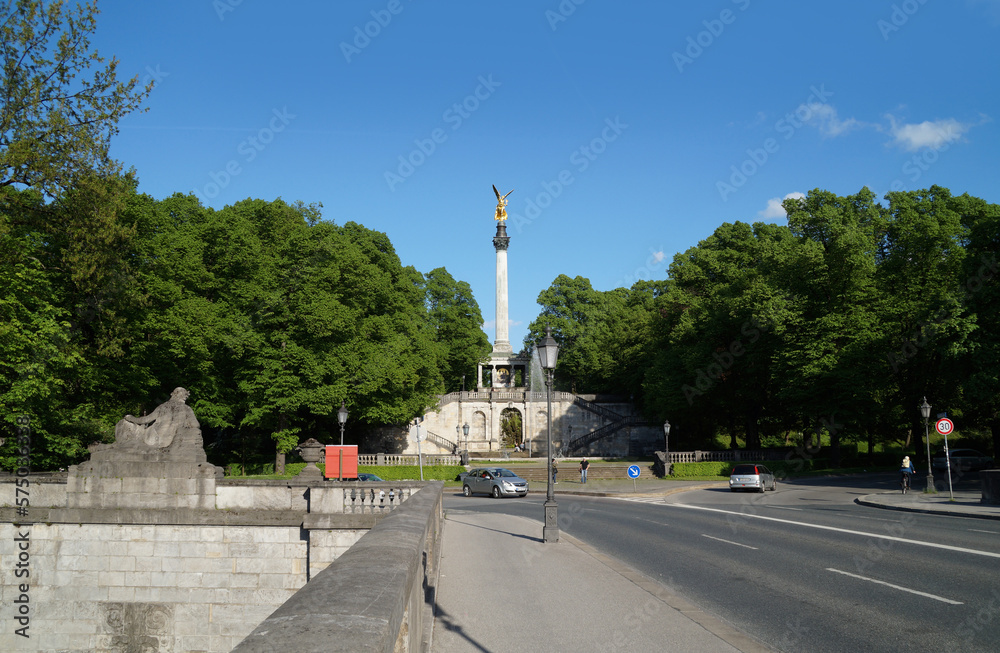 Angel of Peace monument and a classical fountain in the Maximilian Park, end of Prinzregentenstrasse (Prince Regent Street in Munich), Munich, Bavaria	