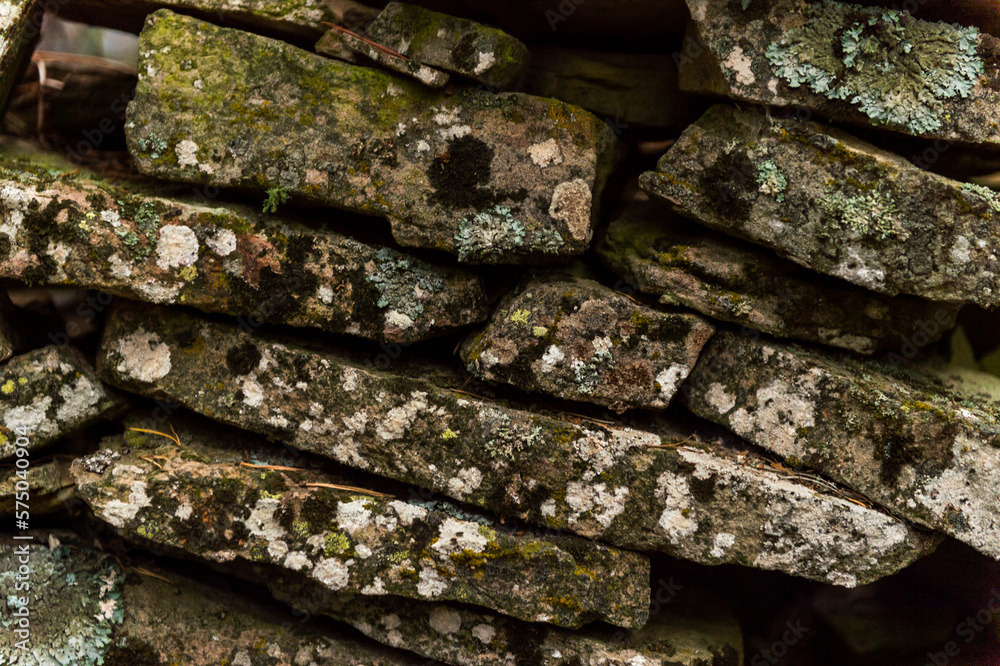 imagen detalle textura pared de piedras rectangulares amontonadas y con musgo imagen detalle textura pared de piedras rectangulares amontonadas y con musgo
