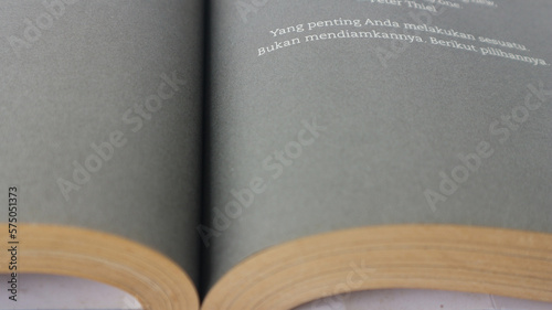 Φωτογραφία Open book indentation with bokeh effect.