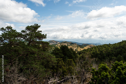 imagen de un paisaje de monta  a  con el cielo azul y alguna nube 