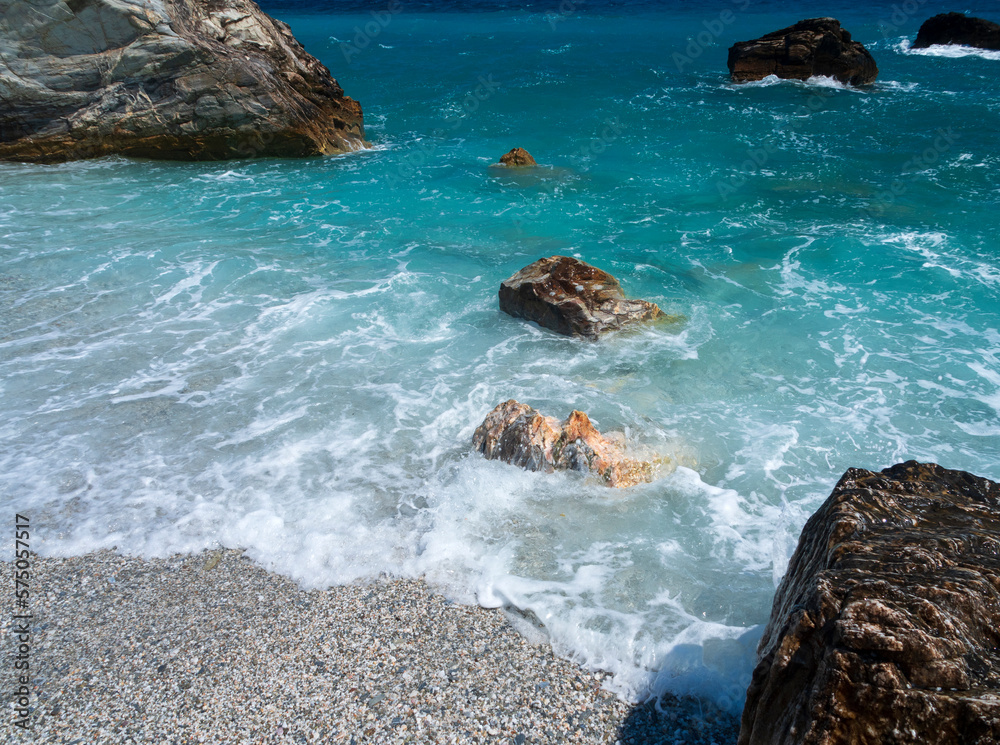 Φωτογραφία Beautiful foam waves on a sunny day in the Aegean Sea on the island in Greece