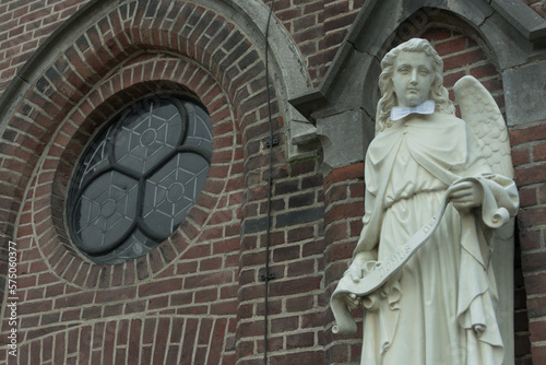 posąg anioła na fasadzie katedry