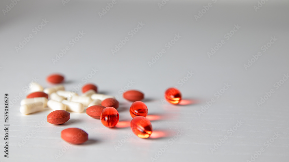 Varias píldoras, pastillas, sobre un fondo blanco. Capsulas con medicina. Varias píldoras, pastillas, sobre un fondo blanco. Capsulas con medicina.