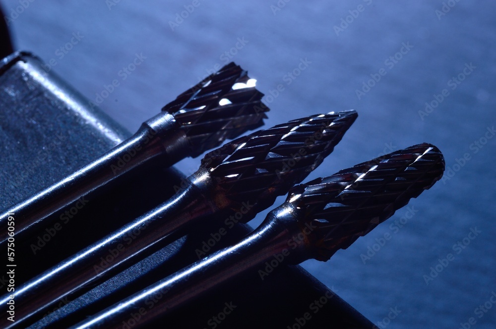 Ταπετσαρία cutters of tungsten carbide on the background of metal blanks