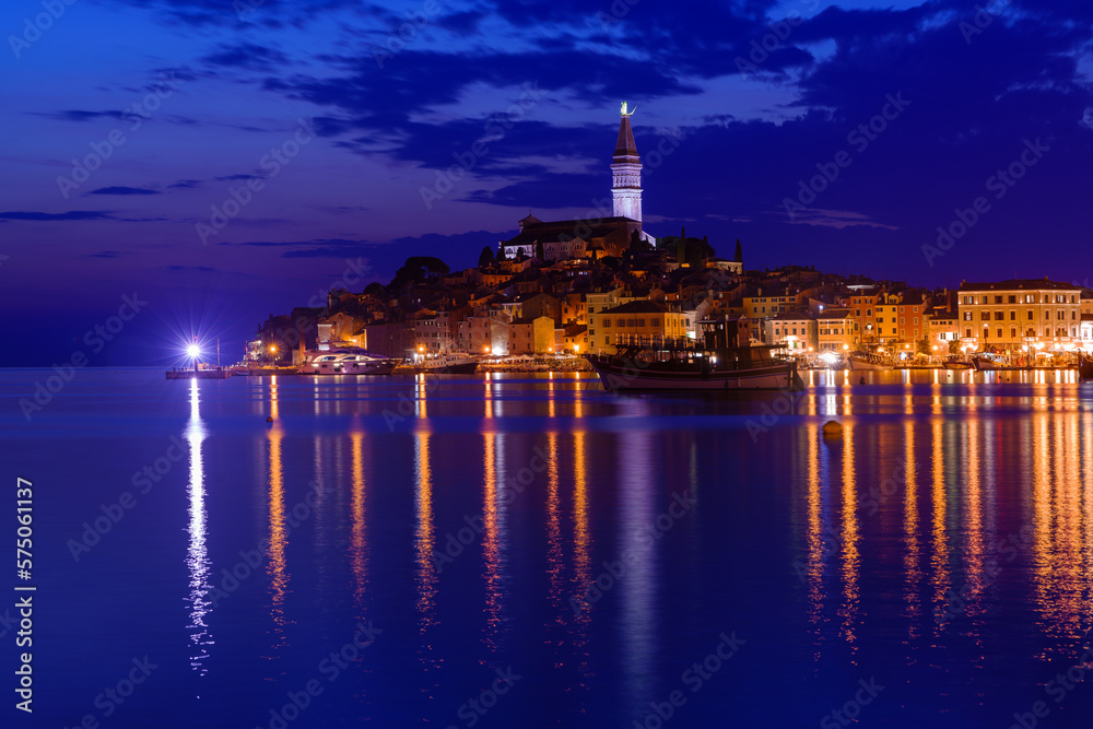 Landschaftsaufnahme von der wundervollen, kroatischen Hafenstadt Rovinj, Abendlichter in der blauen Stunde