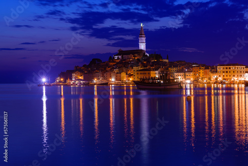 Landschaftsaufnahme von der wundervollen, kroatischen Hafenstadt Rovinj, Abendlichter in der blauen Stunde photo