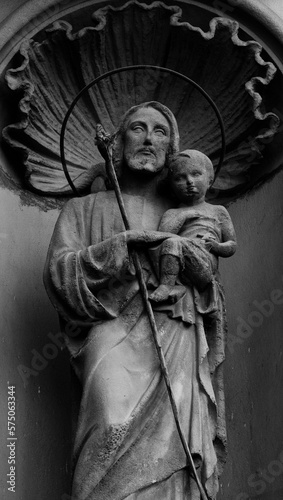 Figura religiosa con niño en brazos © kaplan69