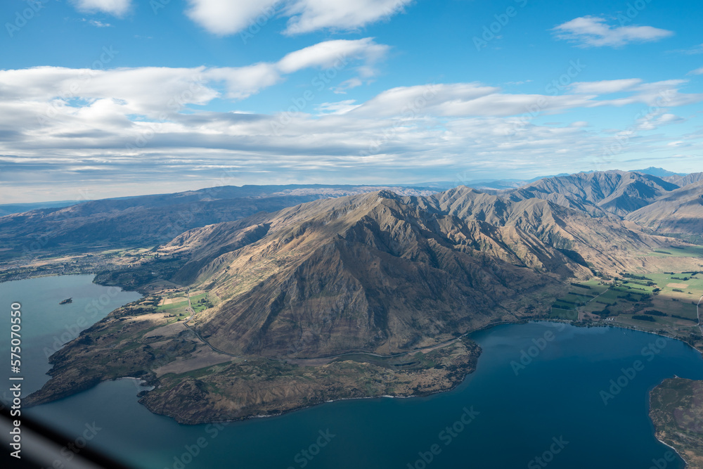 Berge und Seen in Neuseeland aus der Luft. Braune Hügel und blaue Seen.