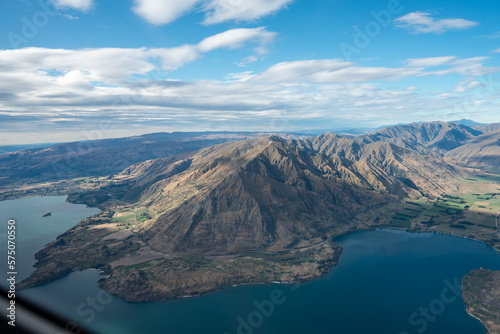 Berge und Seen in Neuseeland aus der Luft. Braune Hügel und blaue Seen. © hannesheigl