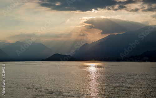Como crepuscular rays