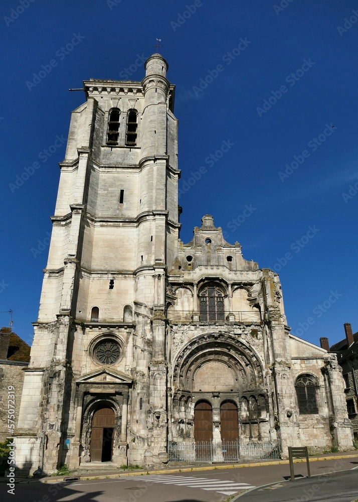 La façade de l’église Notre-Dame à Tonnerre