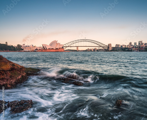 Photography Meer und Wellen im Abendlicht mit Opernhaus und Brücke in Sydney.