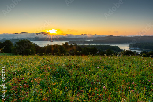 Fototapeta Naklejka Na Ścianę i Meble -  Wschód słońca nad Jeziorem Solińskim obserwowany na Polańczyka, Bieszczady / Sunrise over Lake Solina observed in Polanczyk, Bieszczady Mountains 