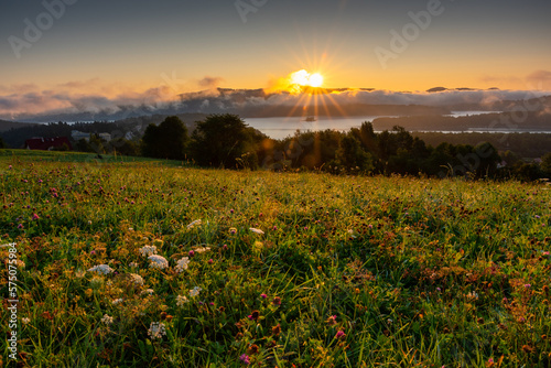 Fototapeta Naklejka Na Ścianę i Meble -  Wschód słońca nad Jeziorem Solińskim obserwowany na Polańczyka, Bieszczady / Sunrise over Lake Solina observed in Polanczyk, Bieszczady Mountains 