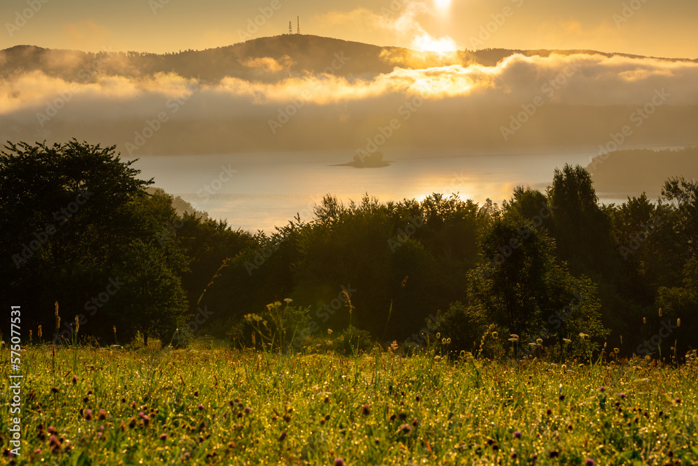 Obraz premium Wschód słońca nad Jeziorem Solińskim obserwowany na Polańczyka, Bieszczady / Sunrise over Lake Solina observed in Polanczyk, Bieszczady Mountains 