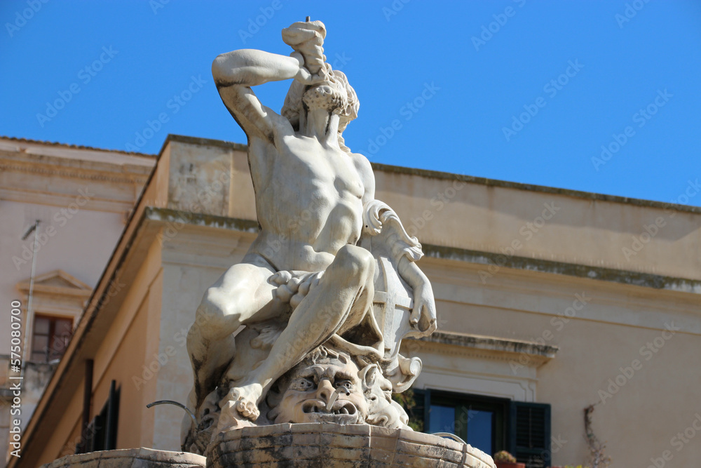Obraz premium hercules fountain in noto in sicily (italy)