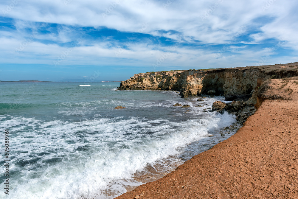 Sardegna, veduta della spettacolare e selvaggia costa di Su Tingiosu, vicino a Cabras, Oristano, Italia, Europa 
