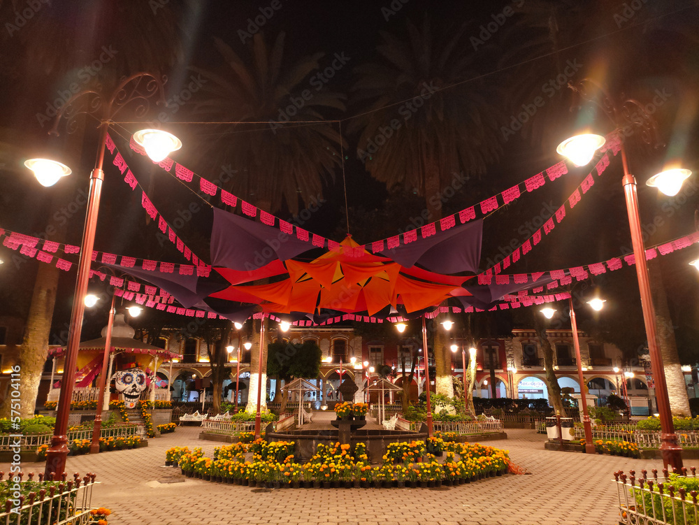 Fototapeta premium Decoración en la noche del parque central del día de Muertos en Huauchinango, Puebla, México.