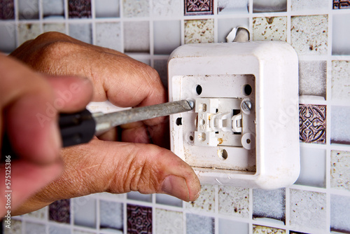 Foto Do it yourself repair of faulty light switch.