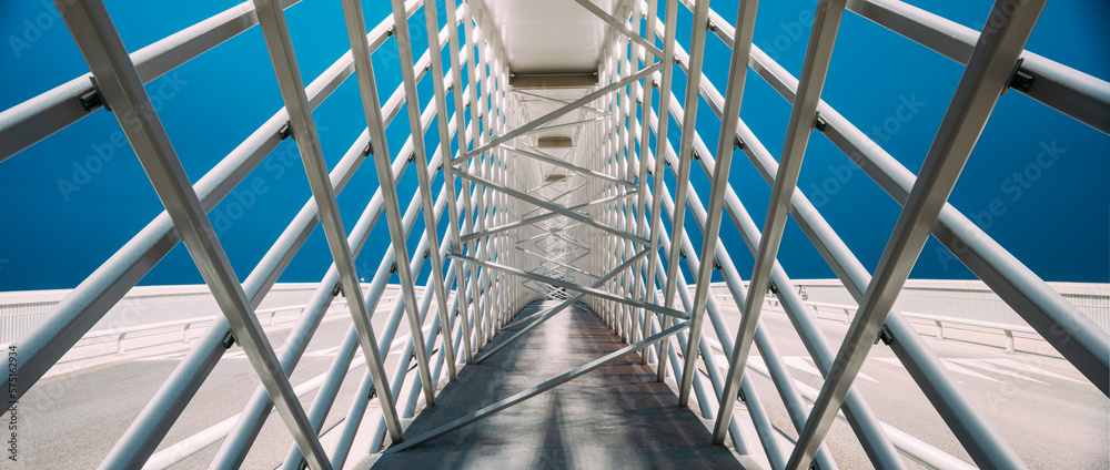 Obraz premium Puente de La Concordia bridge in valdebebas, Madrid.