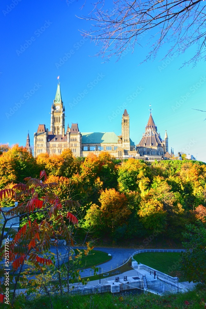 Naklejka premium Parliament Hill of Canada, early autumn in Major Hill Park, a beautiful sunny day in Ottawa