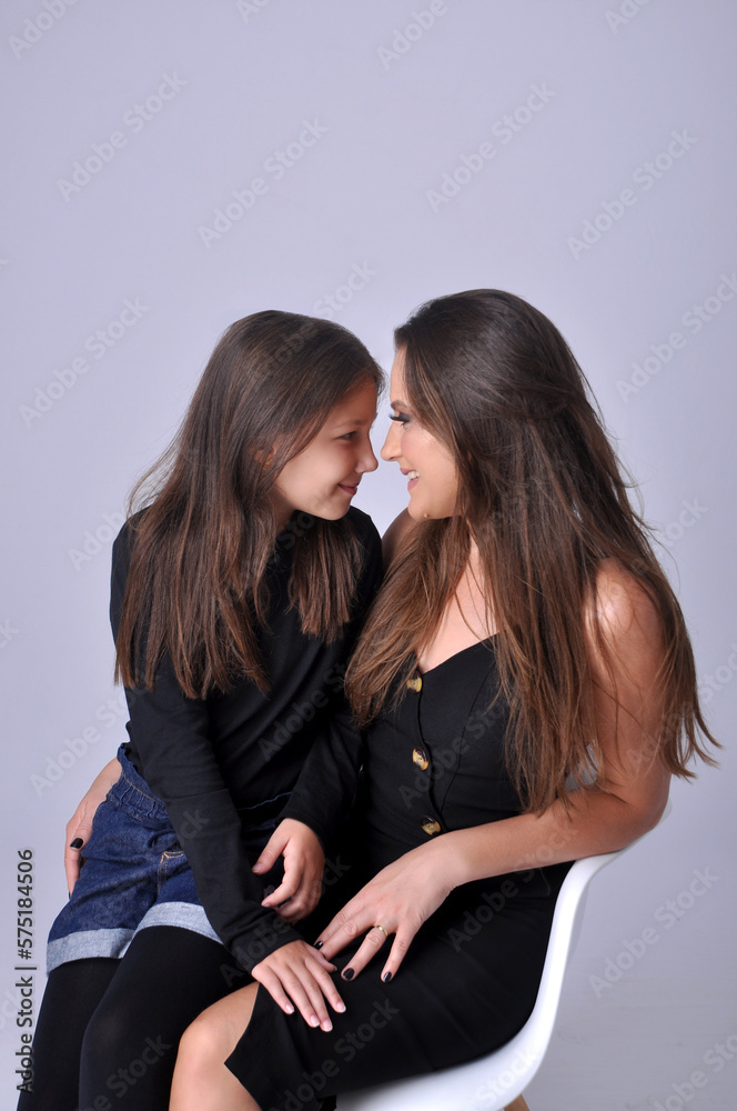 mãe e filha juntas em retrato de estúdio, feliz dia das mães 