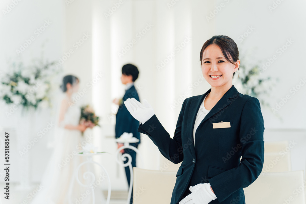 Fototapeta premium 結婚式場・ホテルで働くウェディングプランナー・介添人・アテンダー・ホテリエの女性