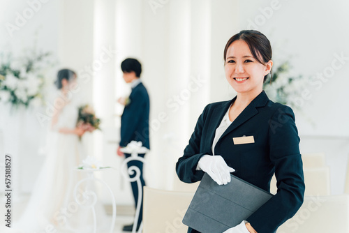 結婚式場・ホテルで働くウェディングプランナー・介添人・アテンダー・ホテリエの女性 