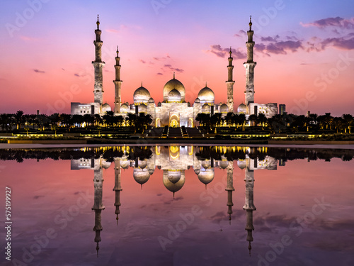 Canvastavla The Sheikh Zayed Grand Mosque at night, in Abu Dhabi, United Arab Emirates