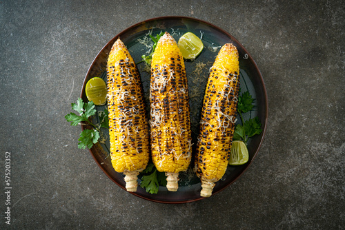 Canvastavla barbecue and grilled corn with cheese and lime