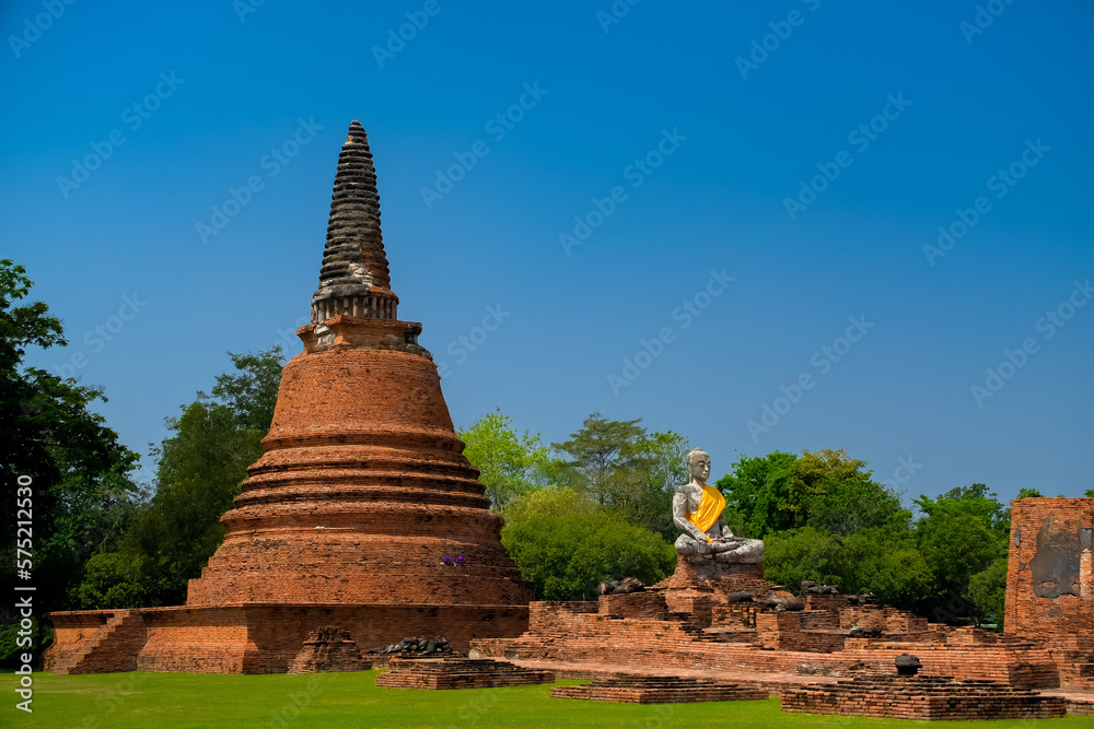 Fototapeta premium Wat Worachettharam ,Ayutthaya Province. Beautiful ancient sites in Thailand.