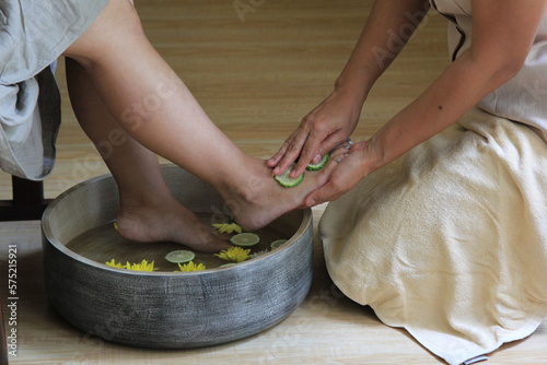 women soaking feet in a bowl waiting spa staff to clean.