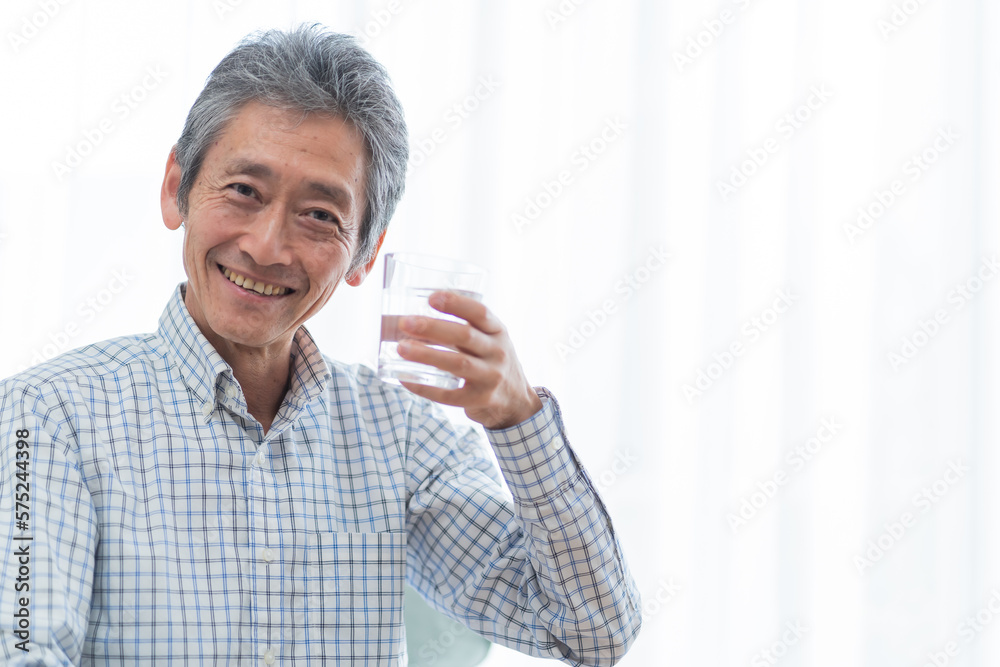 水を持つミドル日本人男性 水を持つミドル日本人男性