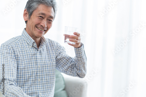 水を持つミドル日本人男性