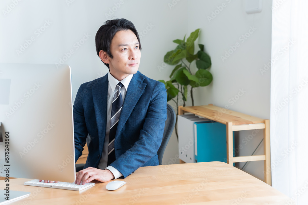 Naklejka premium スーツを着た日本人ビジネスマン 