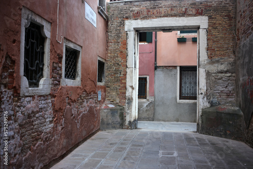 Calle de porton - Venice - Italy