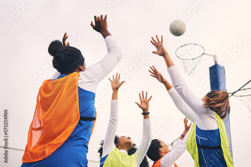 Tableau sur toile Netball, goal shooting and fitness of a girl athlete group on an outdoor sports court