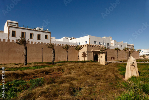 mura e palazzi di Essaoiura, l'architettura della città è marcata da bei palazzi in stile rococo portoghese e dalle mura costruite durante il regno di Muhammed III