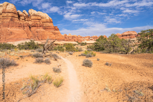 hiking the chesler park loop trail in the needles in canyonlands national park  usa